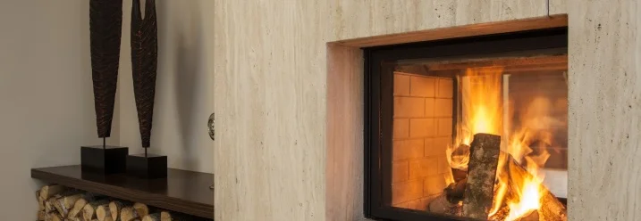 Moderner Kamin mit Brennholzstapel